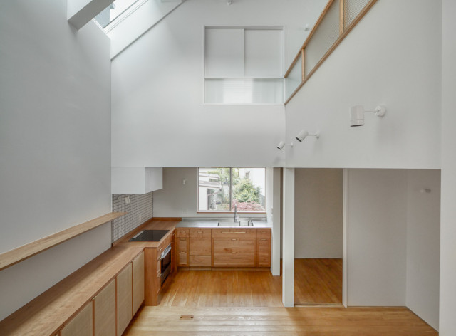 狭小地でも連続性で広さを感じる３階建ての家 moderne-salle-a-manger
