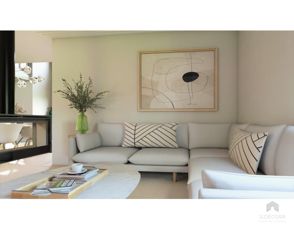 Imagen de salón abierto y beige y blanco clásico renovado de tamaño medio con paredes blancas, suelo de madera clara, chimeneas suspendidas, televisor colgado en la pared, suelo blanco y bandeja