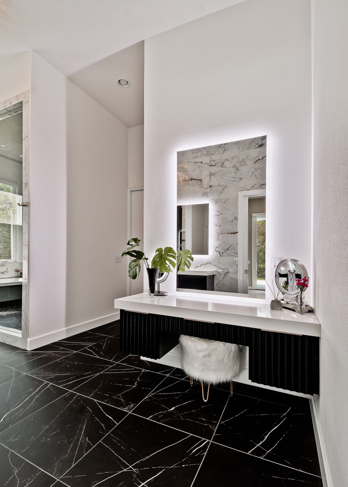Свежая идея для дизайна: большая главная ванная комната в стиле модернизм с черными фасадами, ванной в нише, двойным душем, унитазом-моноблоком, белой плиткой, мраморной плиткой, белыми стенами, полом из керамогранита, раковиной с несколькими смесителями, столешницей из кварцита, черным полом, душем с распашными дверями, белой столешницей, зеркалом с подсветкой, тумбой под одну раковину и подвесной тумбой - отличное фото интерьера