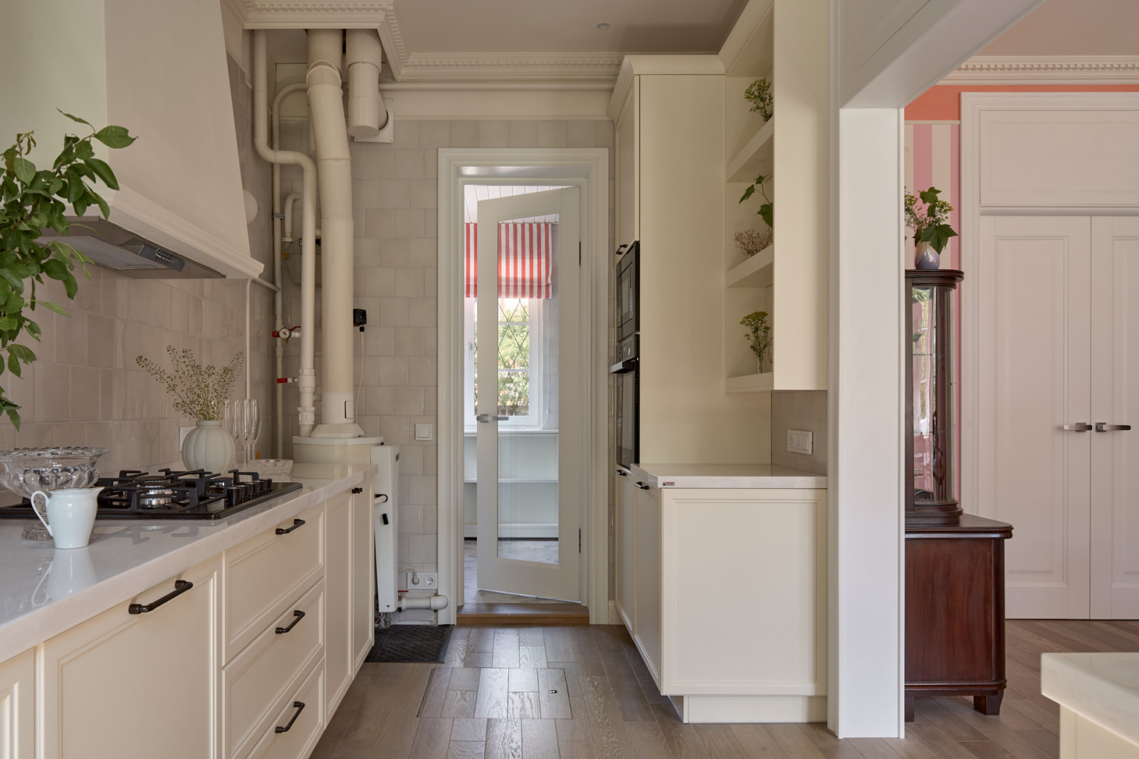 Столовая и кухня в розовую полоску