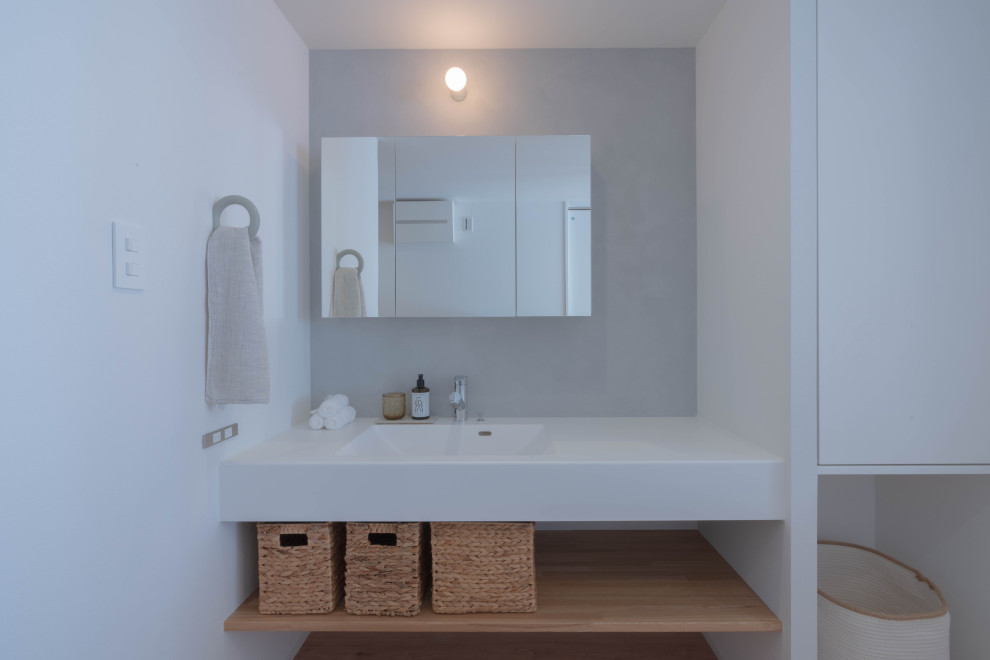 This is an example of a contemporary cloakroom in Nagoya.