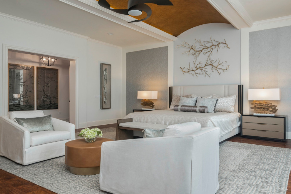 Imagen de dormitorio tradicional renovado grande con paredes blancas, suelo de madera en tonos medios, suelo marrón, bandeja y papel pintado