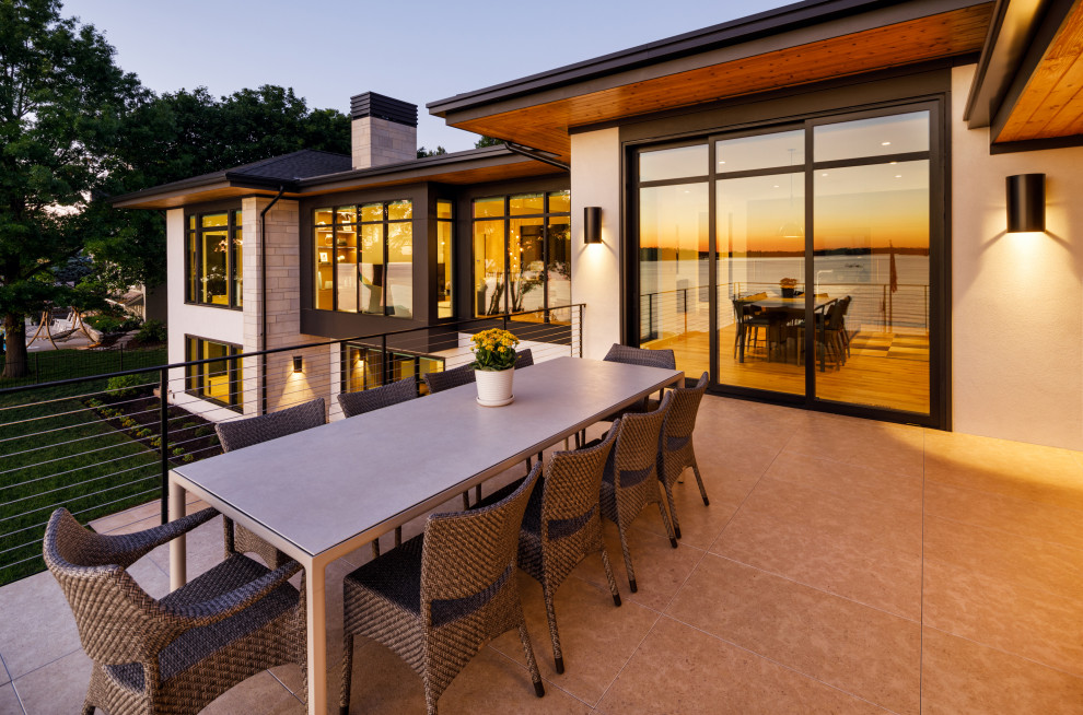 Transitional deck photo in Minneapolis