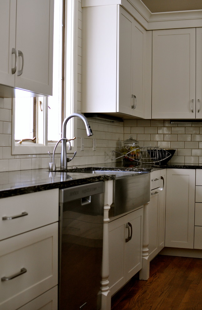 Example of a transitional l-shaped eat-in kitchen design in Grand Rapids with a farmhouse sink, shaker cabinets, quartz countertops, ceramic backsplash and stainless steel appliances