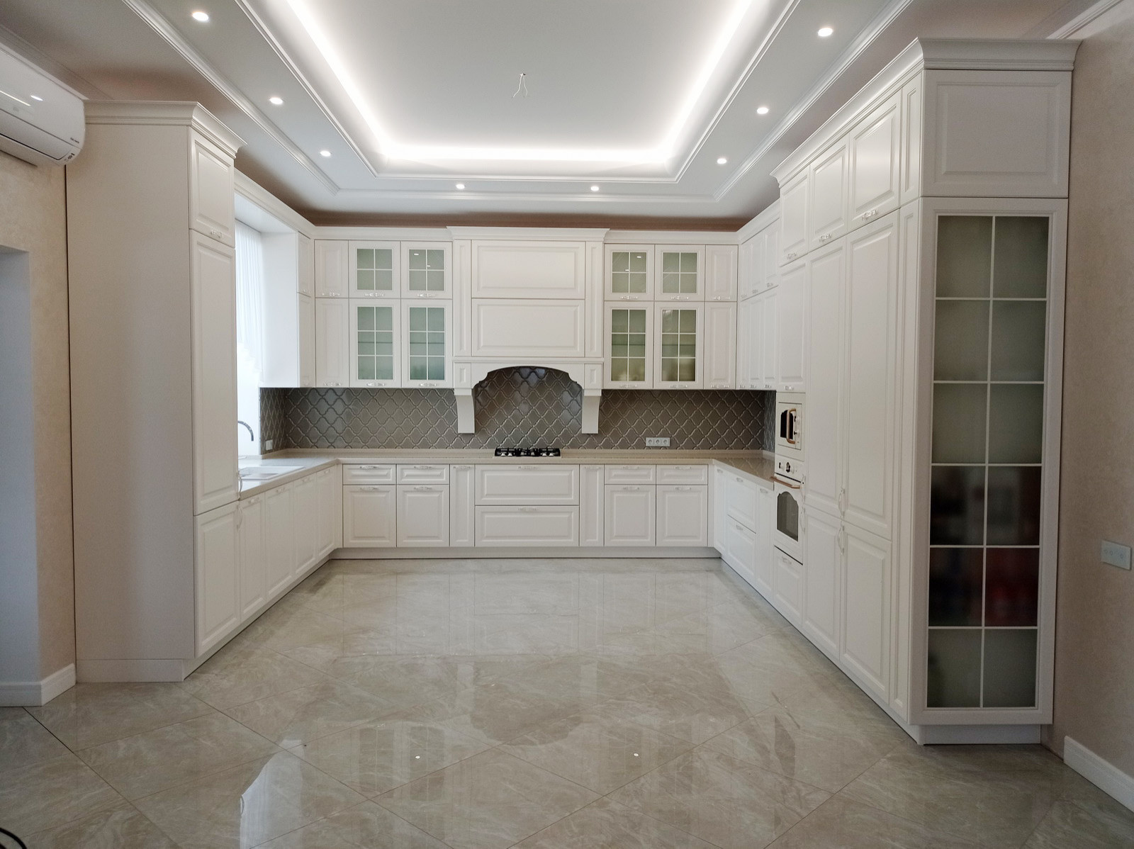 Кухня Париж в стиле современной классики