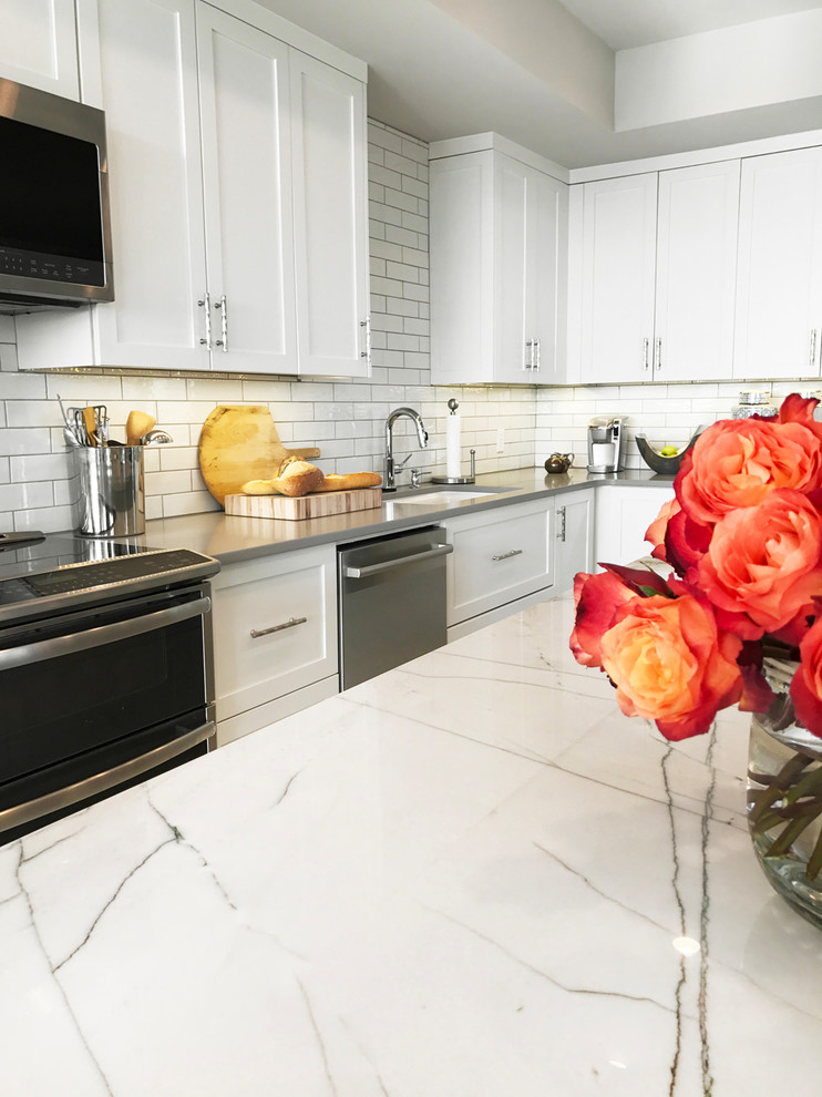 Open concept kitchen - large transitional l-shaped open concept kitchen idea with an undermount sink, subway tile backsplash, stainless steel appliances and an island