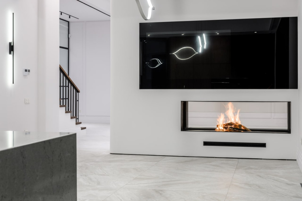 Встроенный телевизор над камином