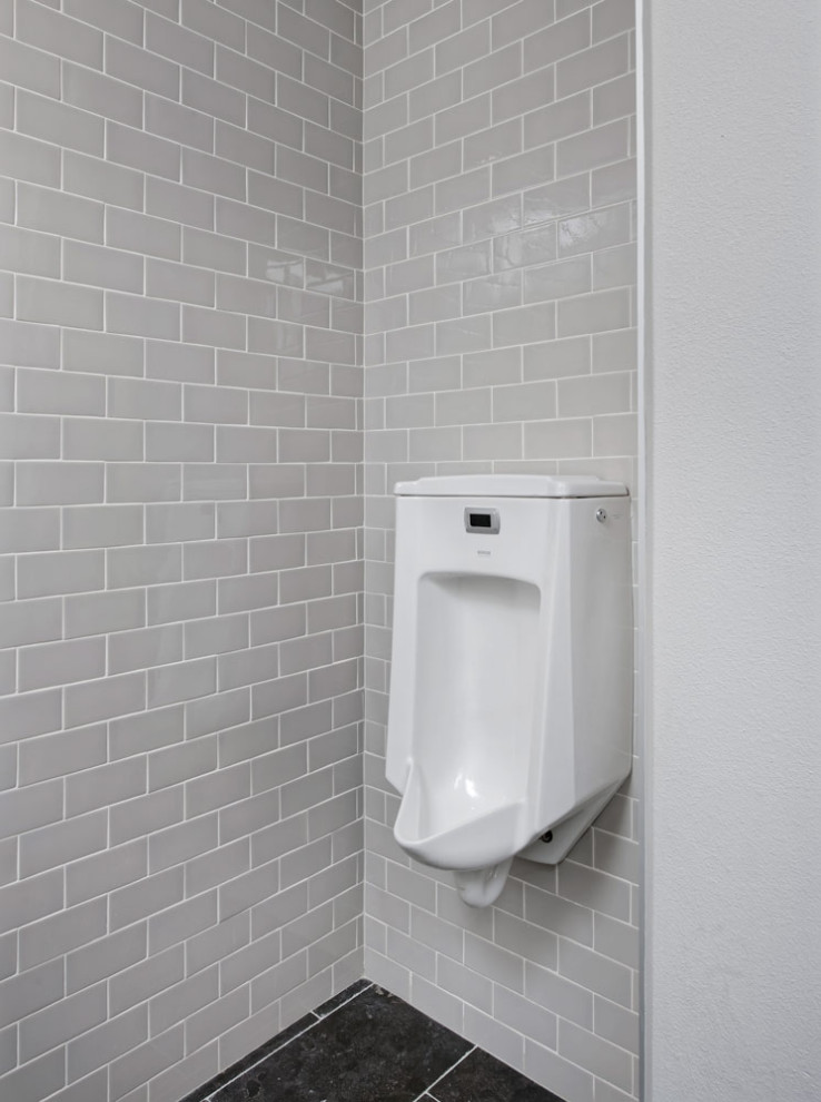 Exempel på ett mellanstort rustikt toalett, med en toalettstol med hel cisternkåpa och ett undermonterad handfat