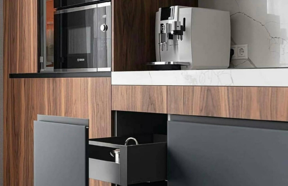 Темно серая кухня под дерево с суперматовым покрытием