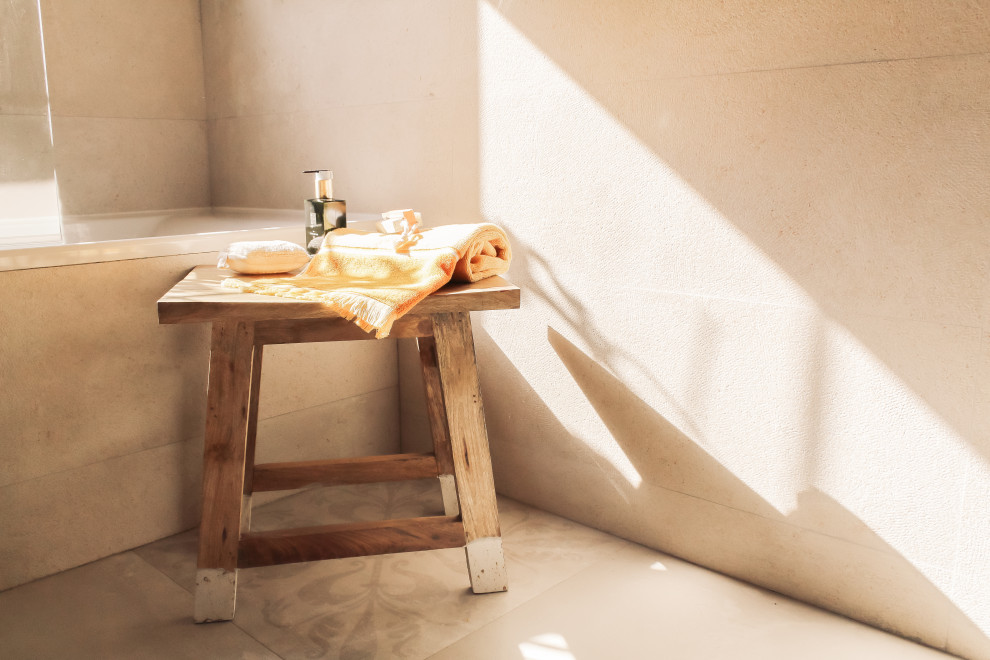 Inspiration för mellanstora lantliga vitt en-suite badrum, med vita skåp, ett badkar i en alkov, beige kakel, beige väggar, klinkergolv i keramik, ett väggmonterat handfat och beiget golv