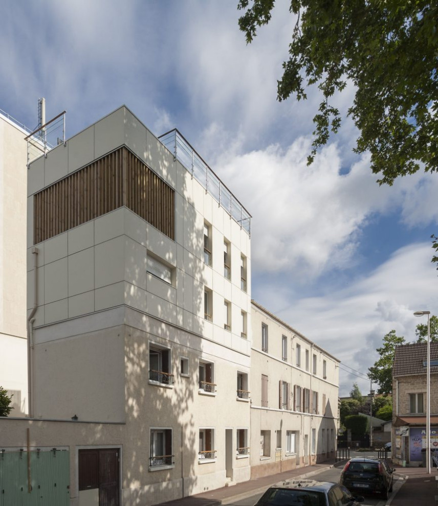 Mittelgroßes, Dreistöckiges Modernes Reihenhaus mit Lehmfassade, weißer Fassadenfarbe, Flachdach und Misch-Dachdeckung in Paris
