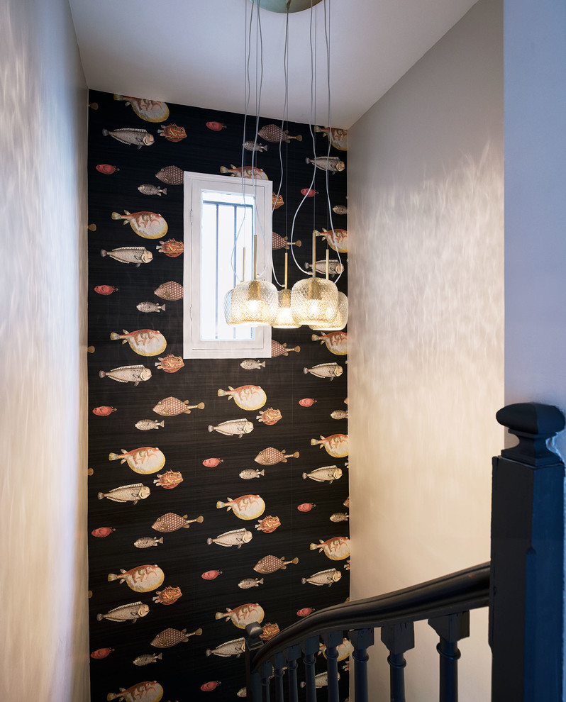 Aménagement d'un escalier peint courbe scandinave de taille moyenne avec des marches en bois peint, un garde-corps en bois et du papier peint.