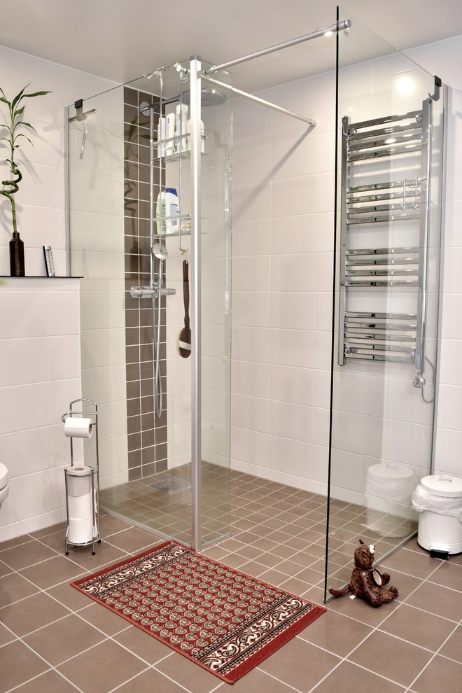 Inspiration for a large modern 3/4 bathroom in Malmo with a corner shower.