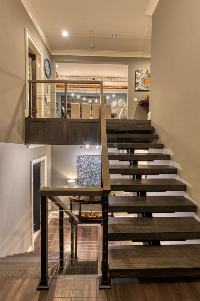 Пример оригинального дизайна: лестница на больцах, среднего размера в стиле фьюжн с деревянными ступенями и перилами из тросов