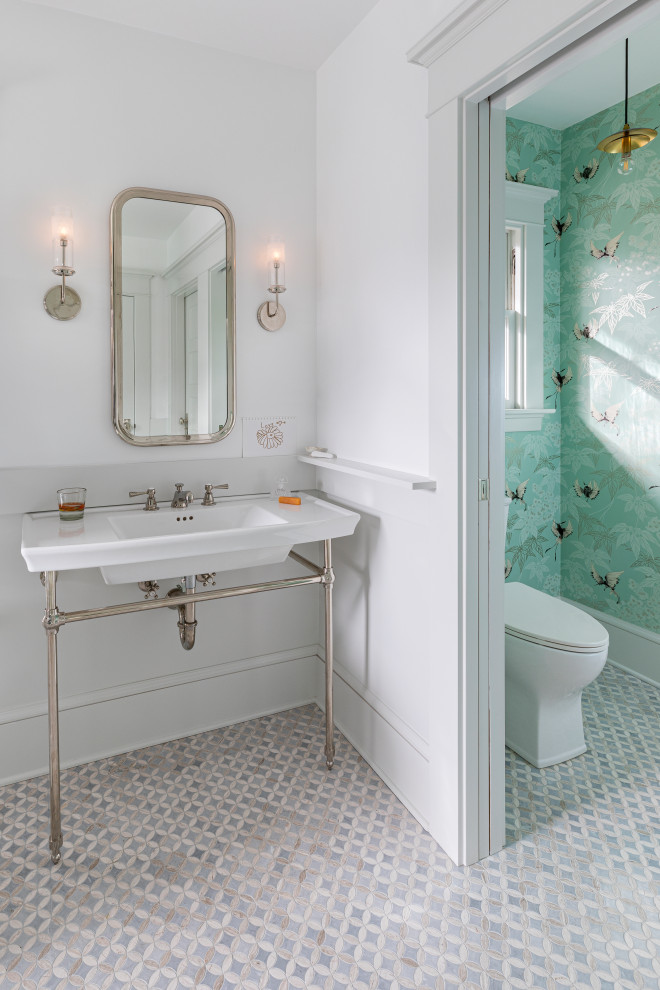 Aménagement d'une salle de bain avec WC séparés, un mur bleu, un sol en carrelage de terre cuite, un plan vasque, un sol gris, des toilettes cachées, meuble double vasque et du papier peint.