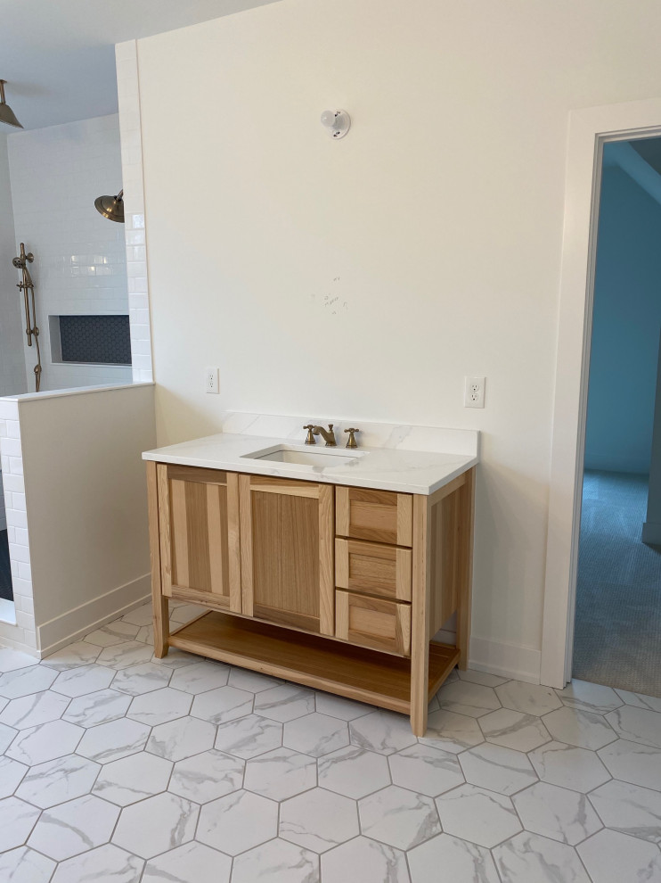 Example of a transitional home design design in Columbus