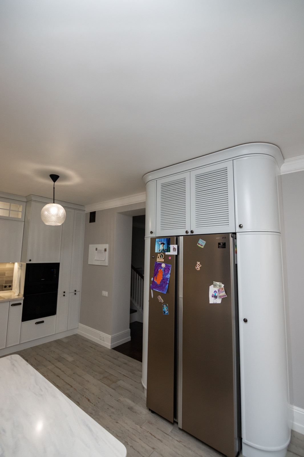 Светлая кухня с деревянными элементами