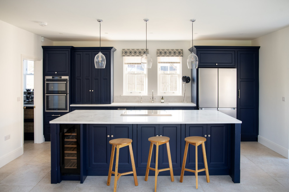 Esempio di una cucina industriale di medie dimensioni con lavello integrato, ante in stile shaker, ante blu, top in quarzite, elettrodomestici in acciaio inossidabile, pavimento in pietra calcarea, pavimento grigio e top grigio