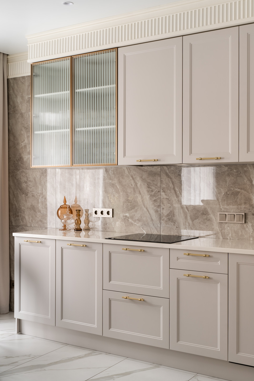 Кухня с золотыми ручками