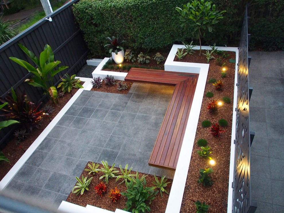 Inspiration for a small modern courtyard garden in Brisbane with natural stone pavers.