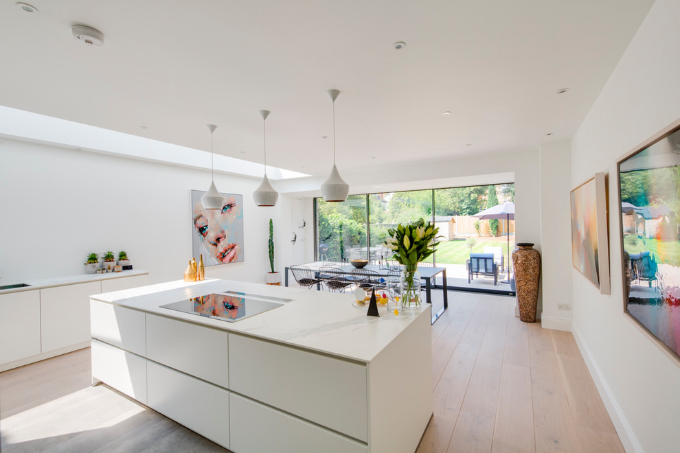 Inspiration for a mid-sized contemporary kitchen in London.