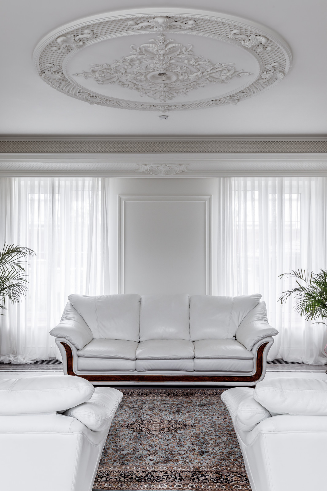 Гипсовая лепнина Аврора в интерьере частного дома в Краснодаре