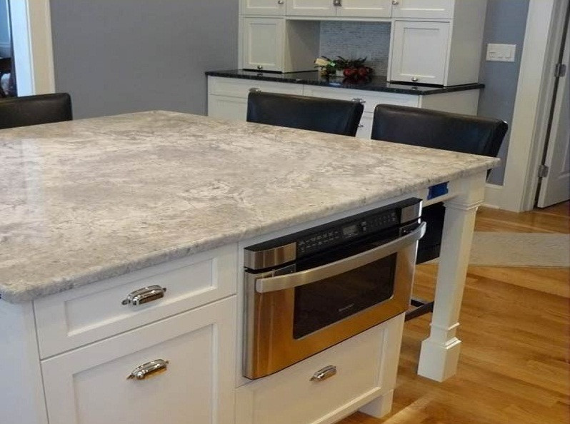 Cette photo montre une cuisine nature avec un plan de travail en granite et un plan de travail blanc.