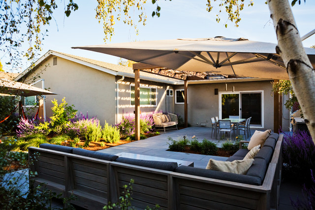 Playful Modern minimalistisch-patio