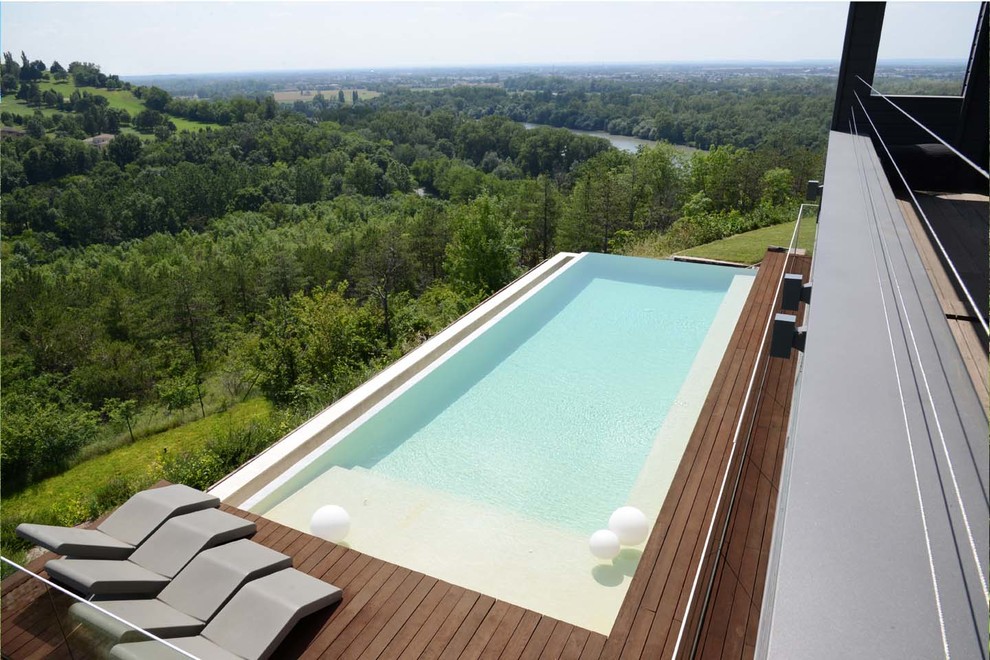 Contemporary pool in Toulouse.