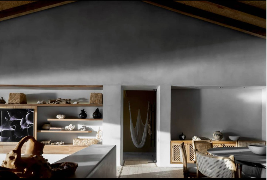 Diseño de comedor mediterráneo de tamaño medio sin chimenea con paredes grises, suelo de mármol, suelo beige y vigas vistas