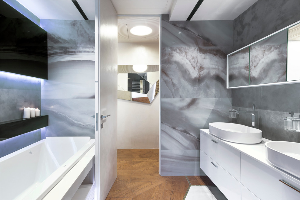 Ванная из оникса, снятая тремя разными сценариями освещения. ЖК "Алые Паруса".