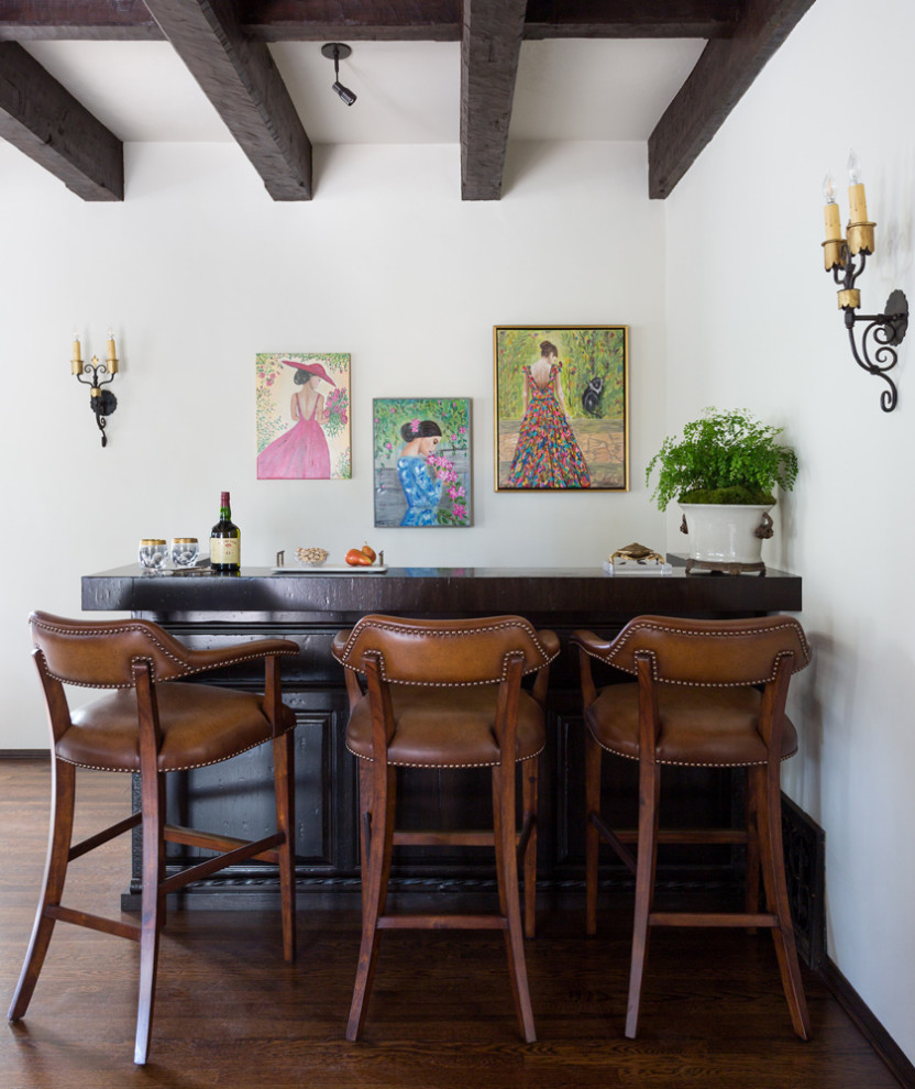 Mittelgroße Mediterrane Hausbar in L-Form mit Bartresen und braunem Holzboden in Los Angeles