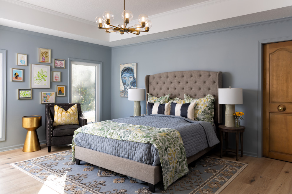 Idee per una camera matrimoniale con pareti blu, parquet chiaro, nessun camino, pavimento beige, soffitto ribassato e pannellatura
