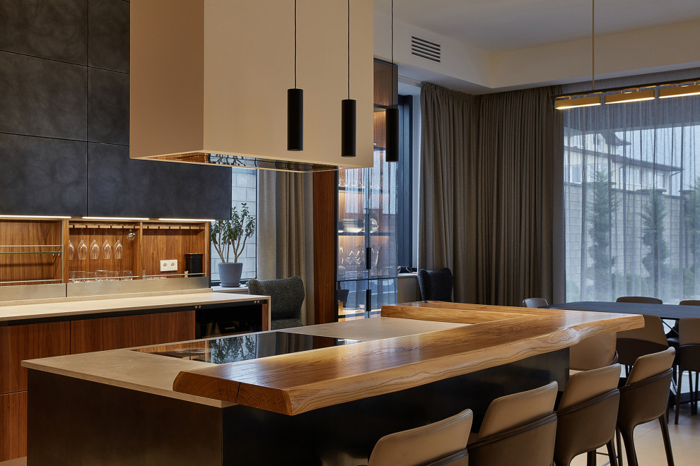 Offene, Große Moderne Küche in L-Form mit flächenbündigen Schrankfronten, hellbraunen Holzschränken und Kücheninsel in Sonstige