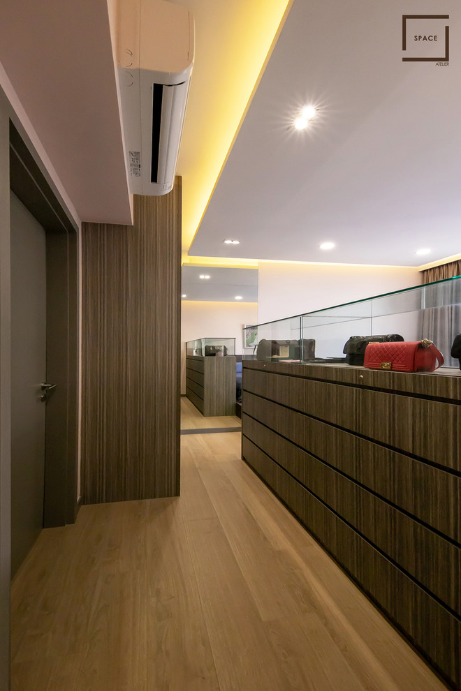 Inspiration for a modern bedroom in Singapore.