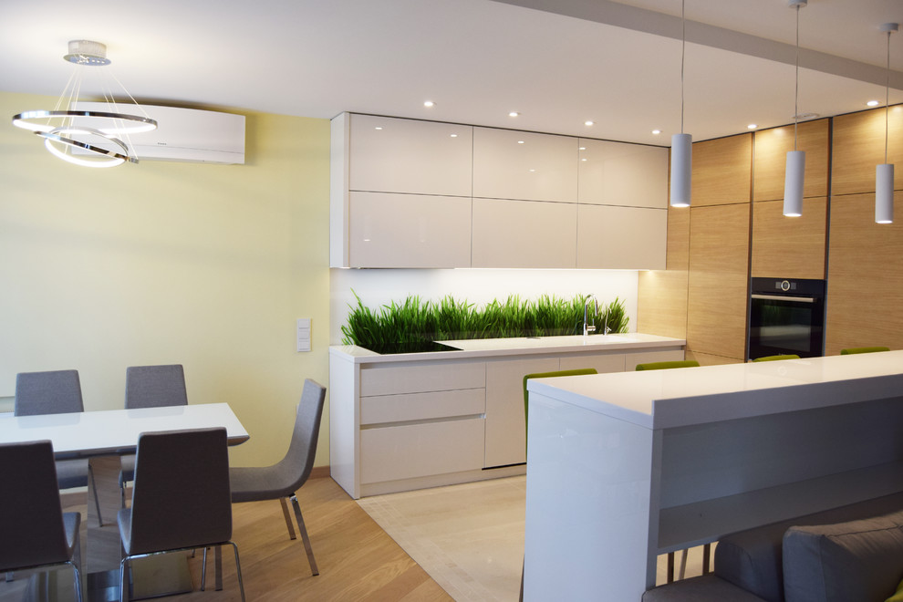 Кухня с белыми фасадами и фасадами из шпона