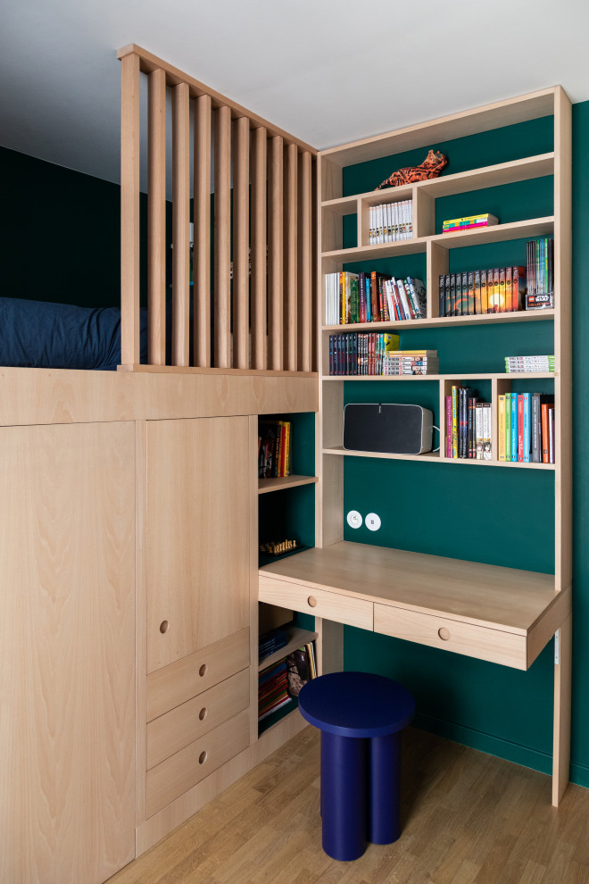 Idée de décoration pour une petite chambre d'enfant minimaliste avec un bureau, parquet clair, un sol beige et un lit mezzanine.