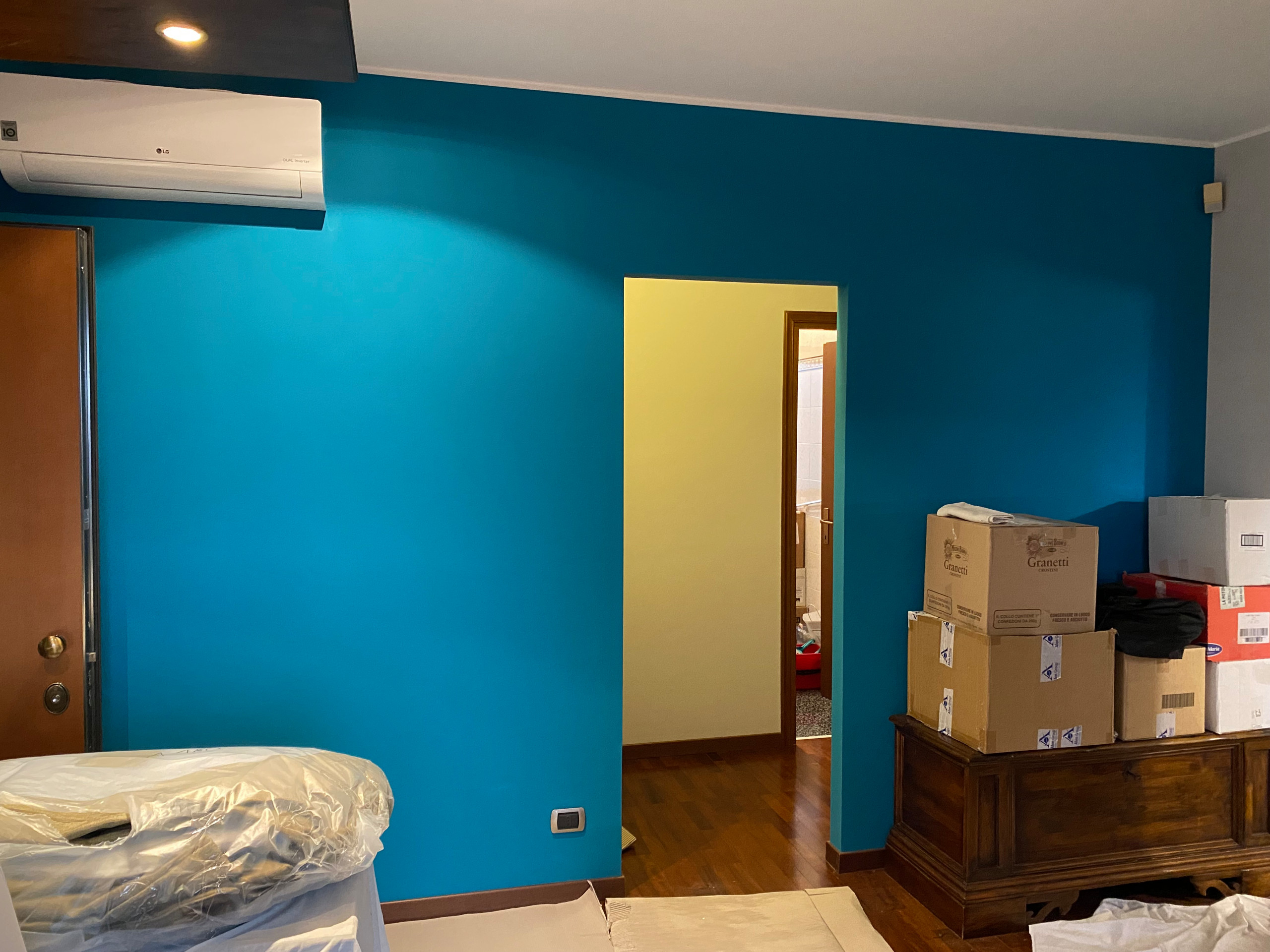 La parete dell'ingresso con il nuovo colore