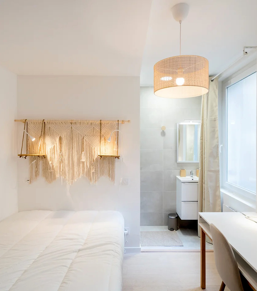 Immagine di una camera da letto stile shabby di medie dimensioni con pareti bianche, parquet chiaro e pavimento beige