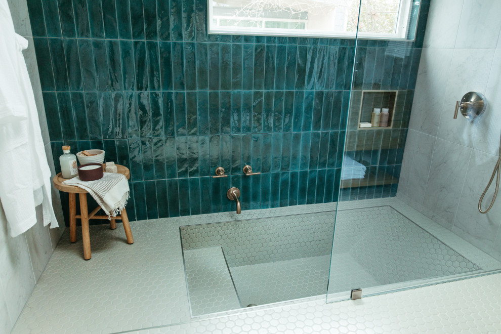 Свежая идея для дизайна: главная ванная комната среднего размера в стиле модернизм с плоскими фасадами, душем над ванной, унитазом-моноблоком, керамической плиткой, полом из керамической плитки, настольной раковиной, столешницей из дерева, серым полом, открытым душем, тумбой под одну раковину и подвесной тумбой - отличное фото интерьера