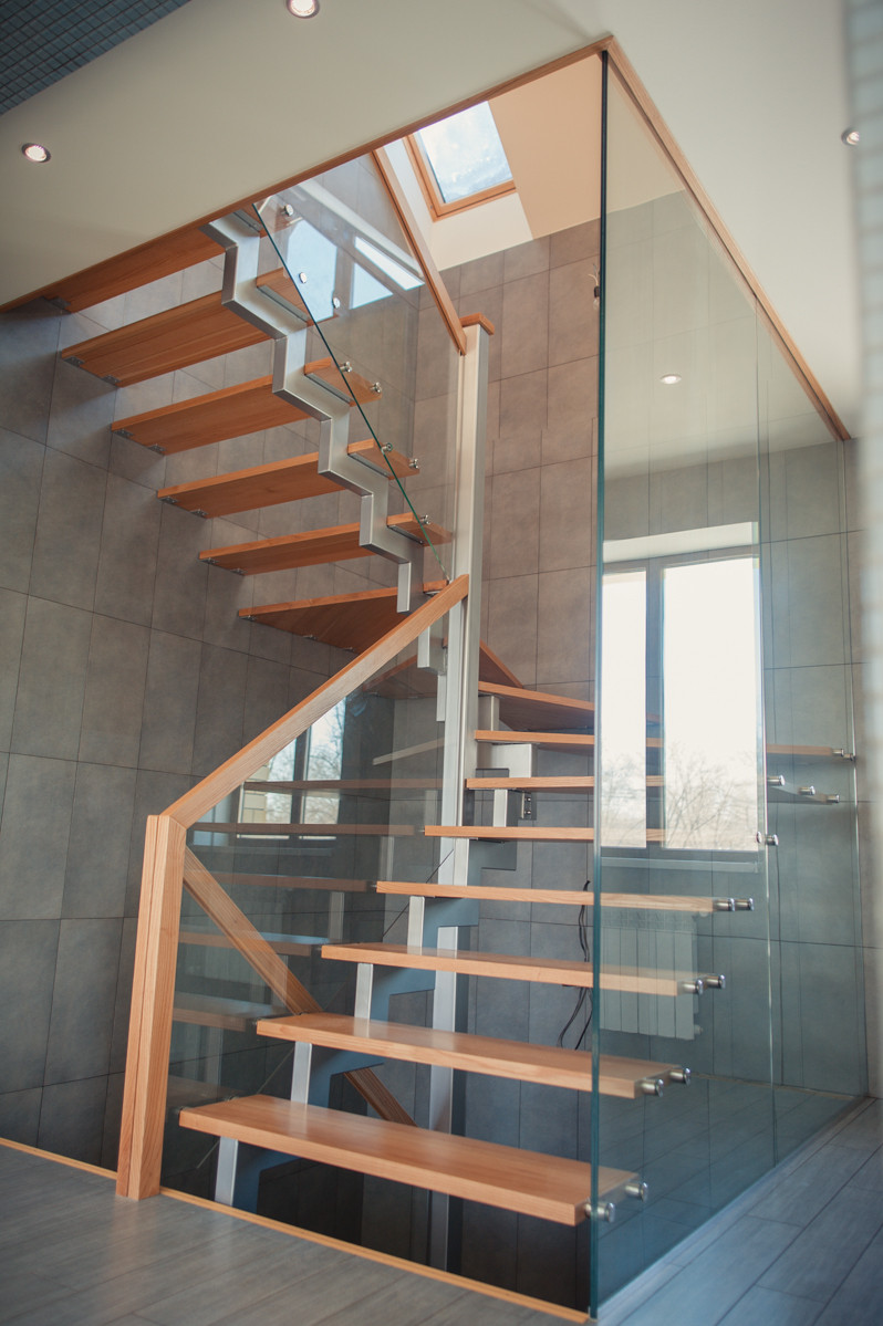 Лестница с деревянными ступенями и прозрачной перегородкой