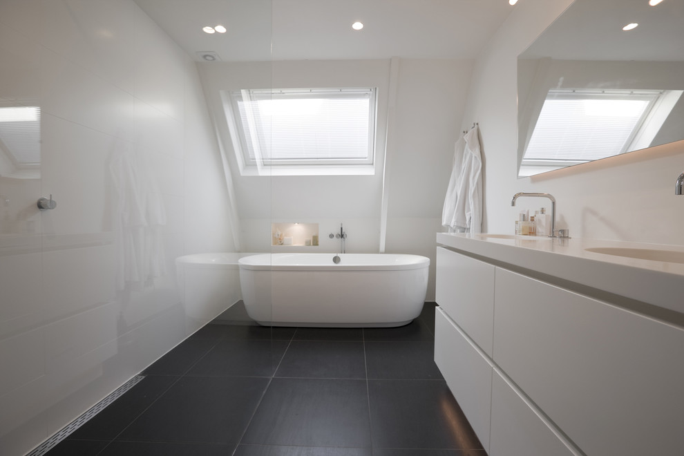 This is an example of a contemporary bathroom in Amsterdam.