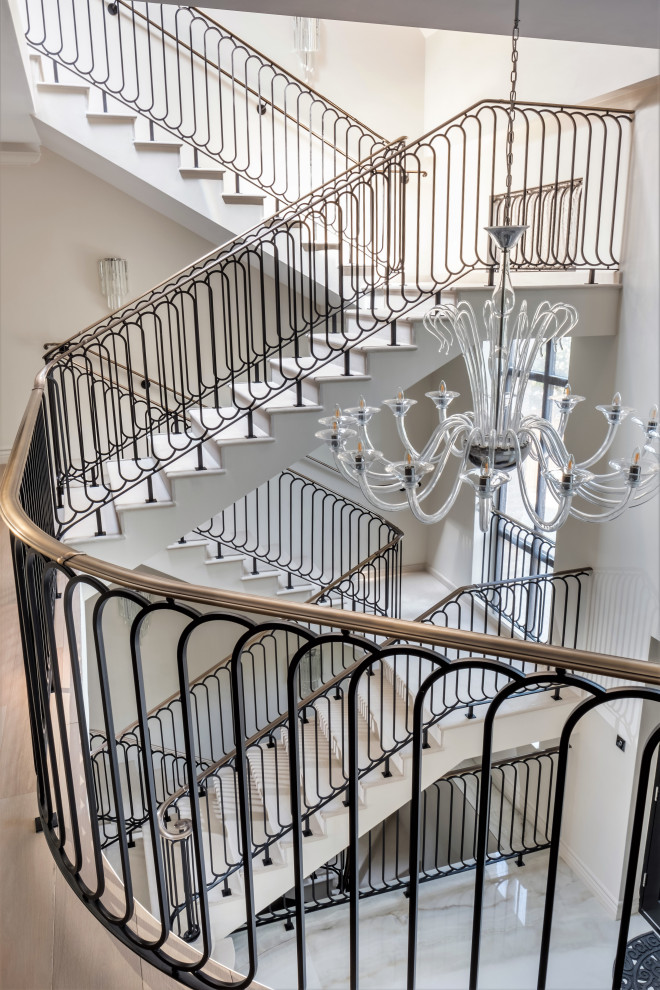 Diseño de escalera en U moderna extra grande con escalones de mármol, contrahuellas de mármol y barandilla de metal