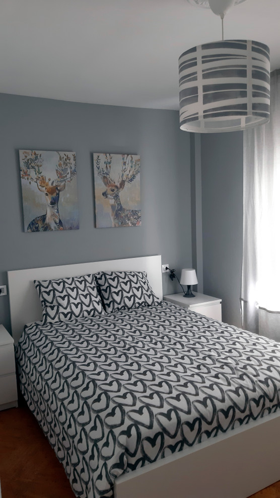 Kleines Modernes Gästezimmer mit grauer Wandfarbe und Korkboden in Sonstige