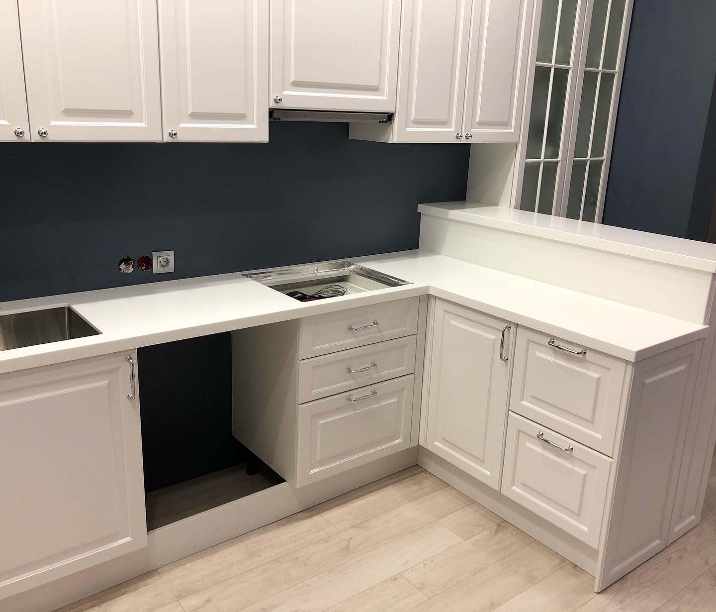 Столешница с барной стойкой на кухне в классическом стиле