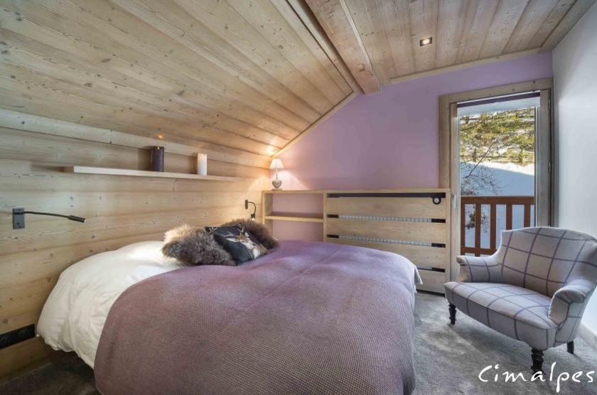 Photo of a mid-sized country guest bedroom in Lyon with purple walls, carpet, no fireplace and grey floor.