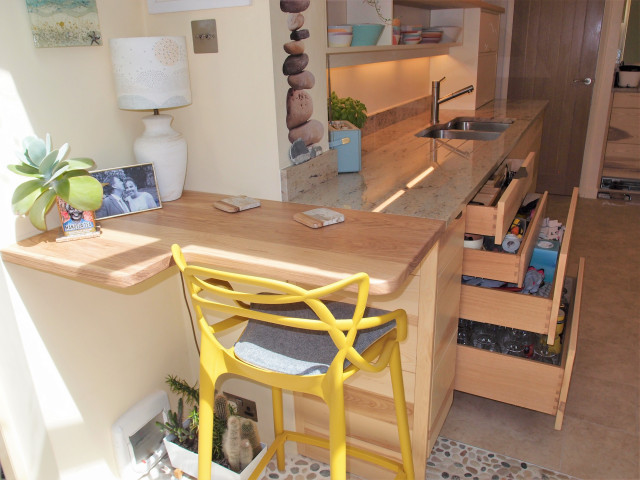 Galley kitchen in Ash with carvings moderne-koekken