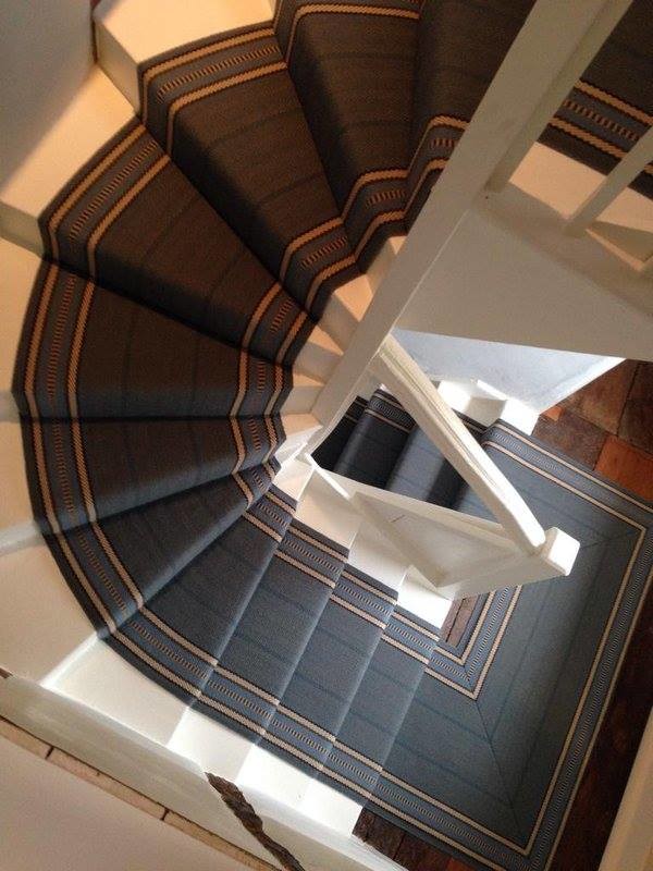 Ковровые покрытия на лестницах.