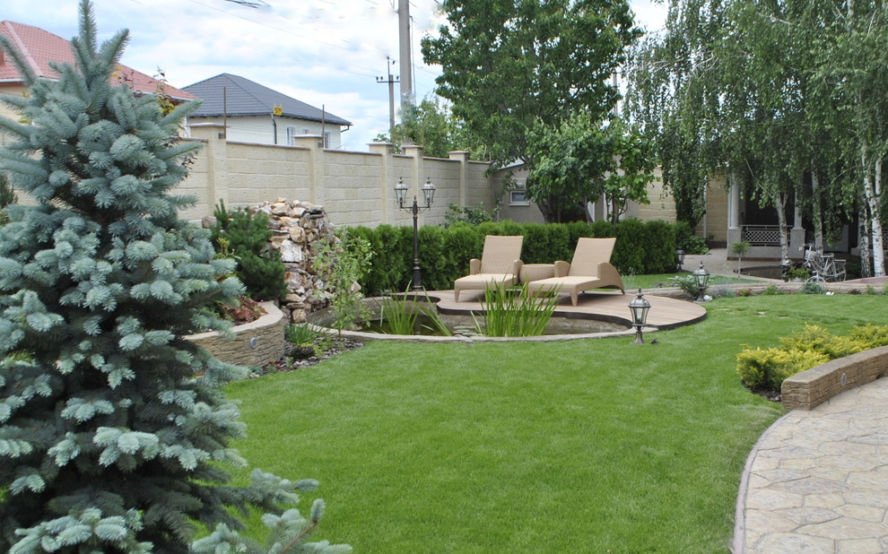 Пруд, ель, березы