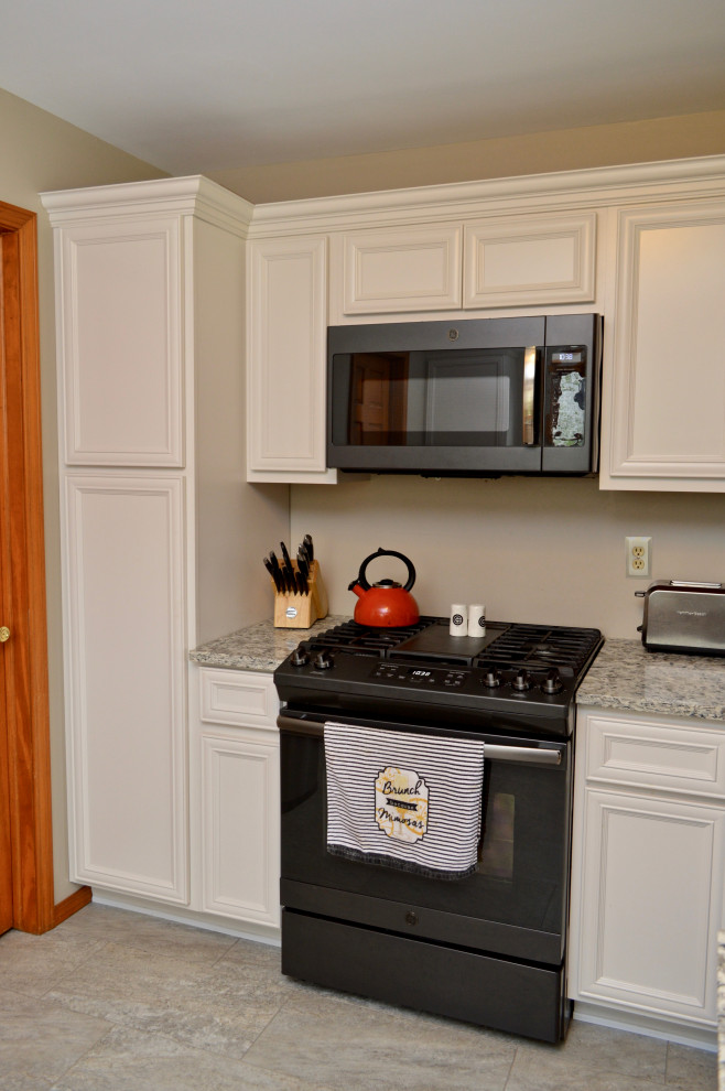 Example of a mid-sized transitional l-shaped eat-in kitchen design in Chicago with an undermount sink, recessed-panel cabinets, white cabinets, quartzite countertops, stainless steel appliances, a peninsula and gray countertops